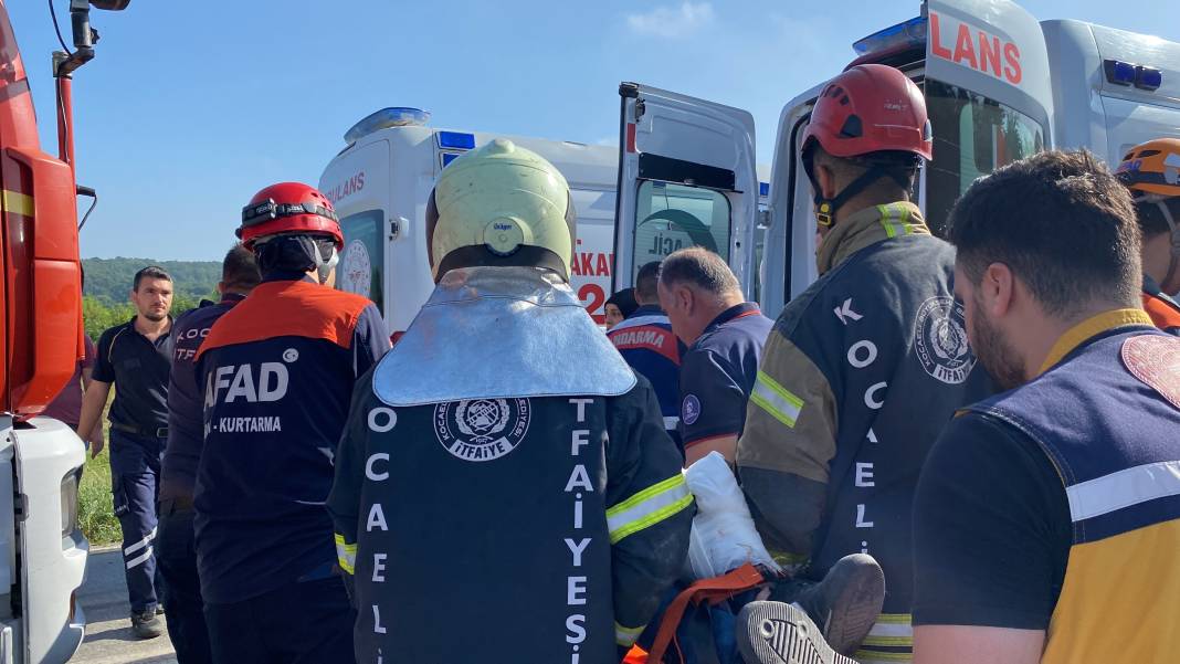 Tır ile servis midibüsü kafa kafaya çarpıştı: 1'i ağır 26 yaralı 14